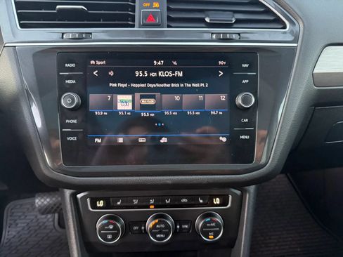 Used 2018 Volkswagen Tiguan SEL AWD/4WD image 21