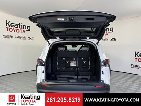 Used 2026 Toyota Sienna XLE FWD image 13