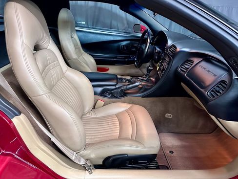 Used 2000 Chevrolet Corvette Coupe w/ Memory Pkg image 18