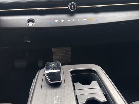 Used 2025 Nissan Ariya AWD image 32