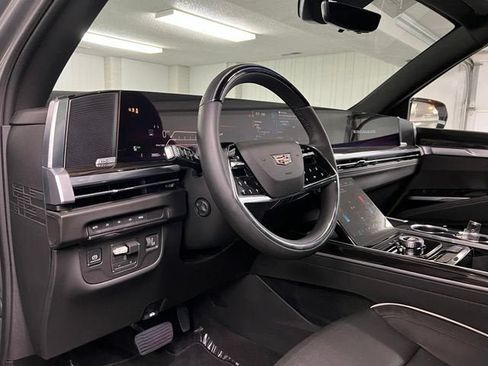 Certified 2026 Cadillac Escalade Luxury AWD/4WD image 14