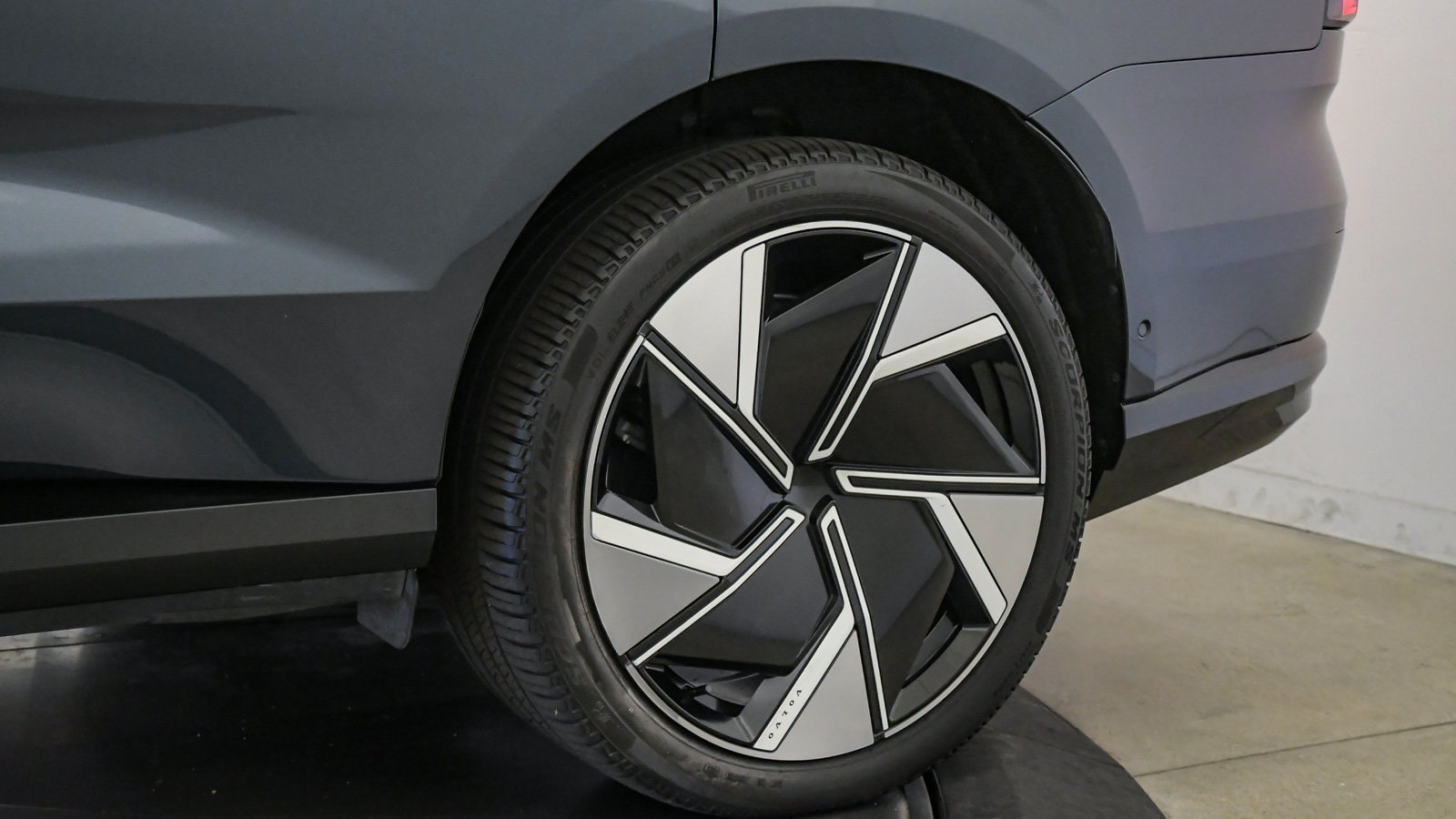 Certified 2025 Volvo EX90 Ultra AWD/4WD image 10