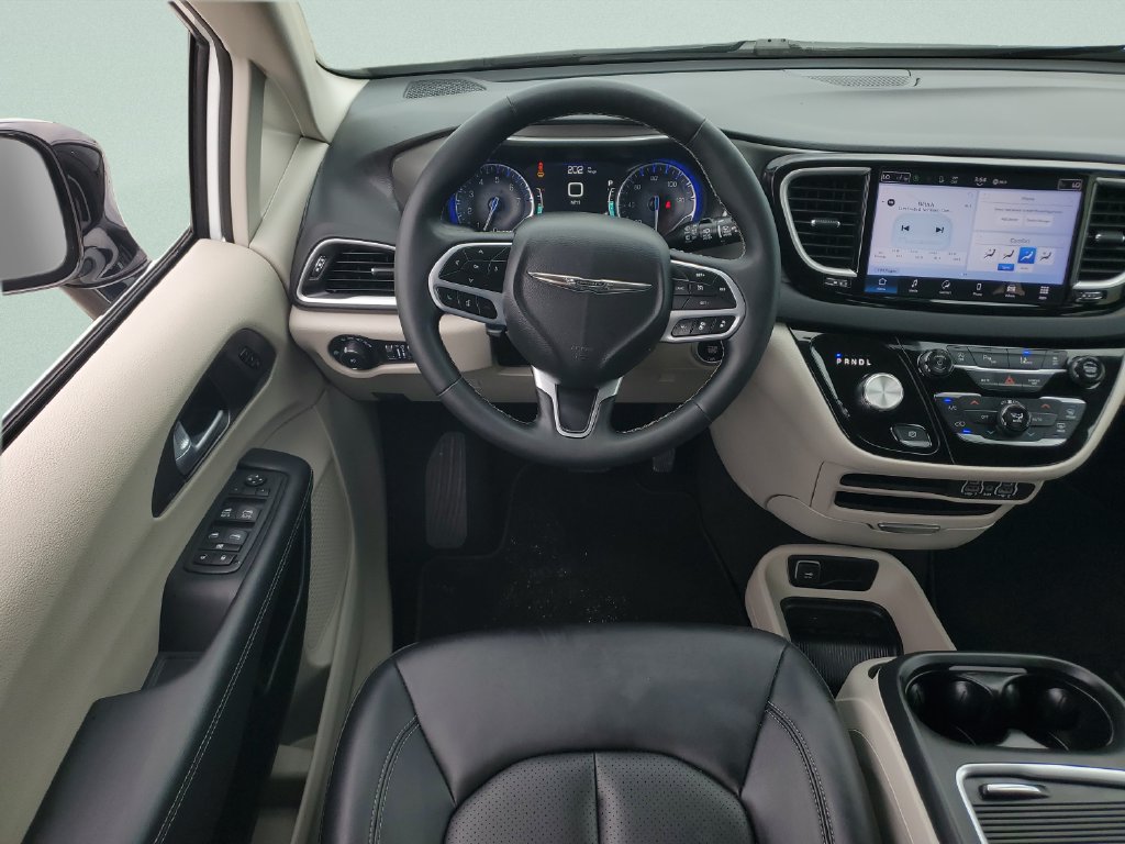Used 2024 Chrysler Pacifica Touring-L FWD image 12