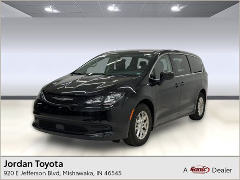 Used 2022 Chrysler Voyager LX FWD image 1