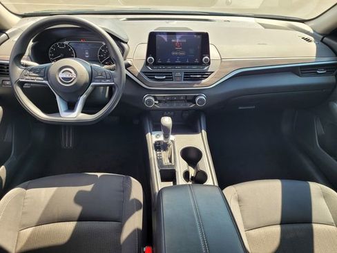 Used 2025 Nissan Altima 2.5 SV FWD image 9