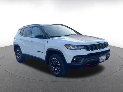 Used 2025 Jeep Compass Trailhawk image 3