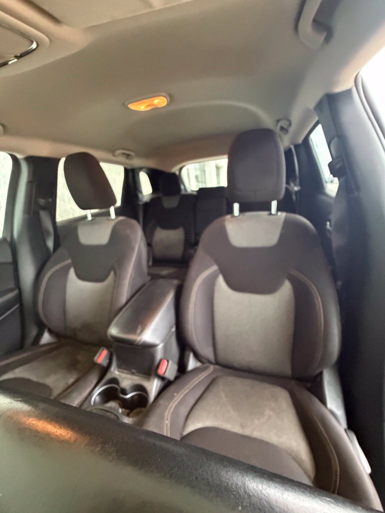 Used 2017 Jeep Cherokee Sport FWD image 2