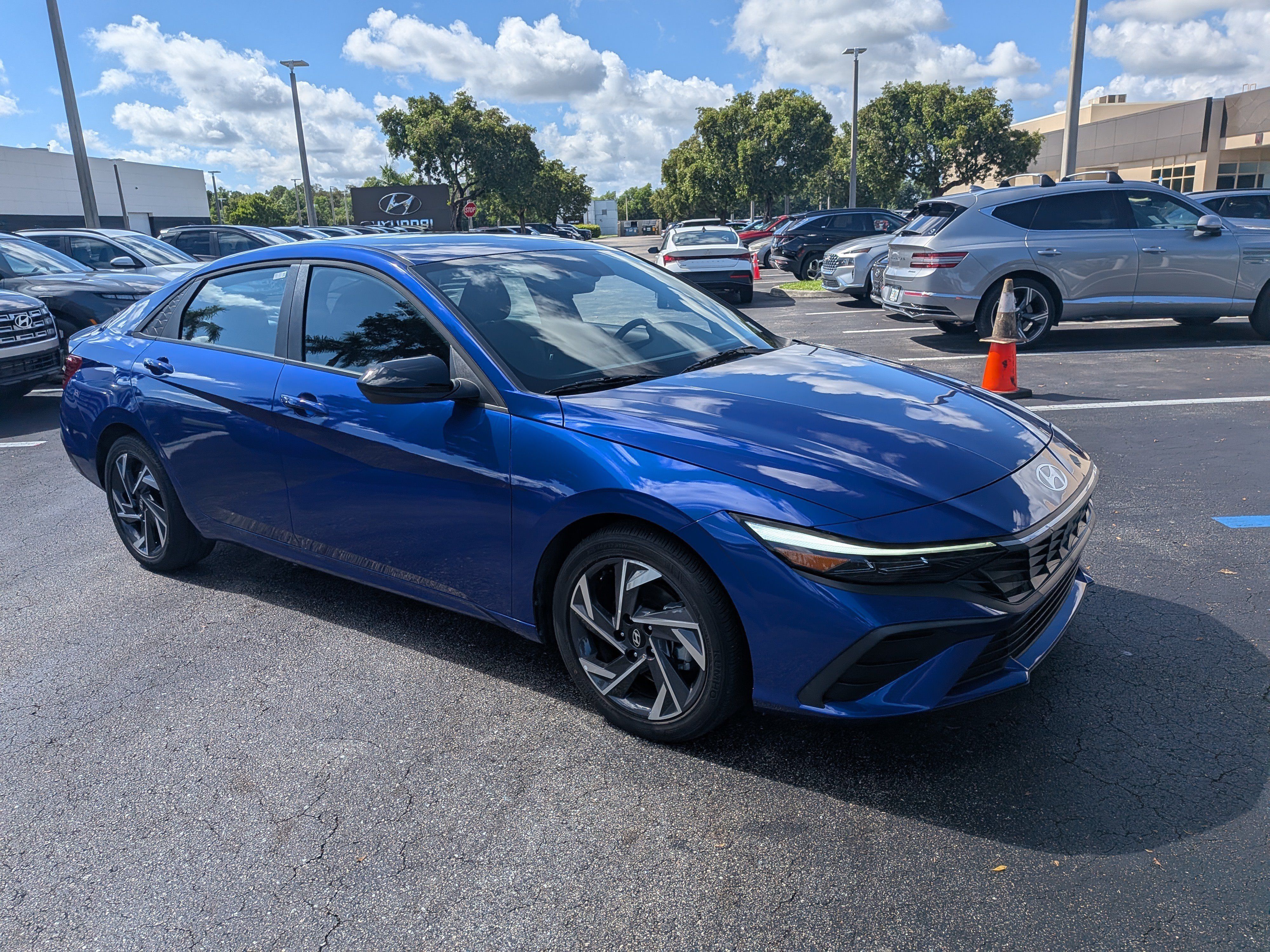 Used 2025 Hyundai Elantra Sport FWD image 1