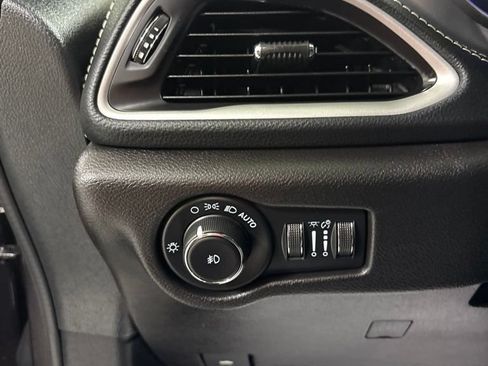 Used 2021 Chrysler Pacifica Touring w/ S Appearance Package FWD image 12