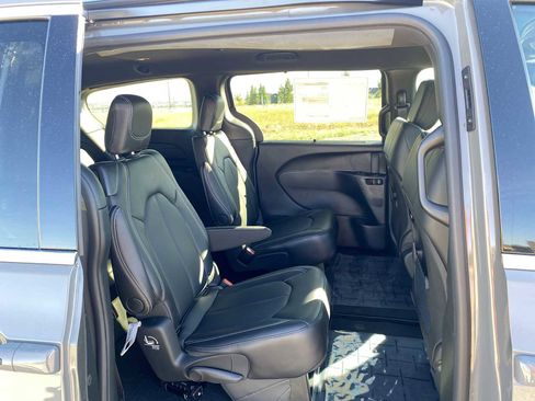New 2025 Chrysler Pacifica Select image 15