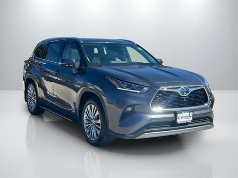 Certified 2022 Toyota Highlander Platinum image 3
