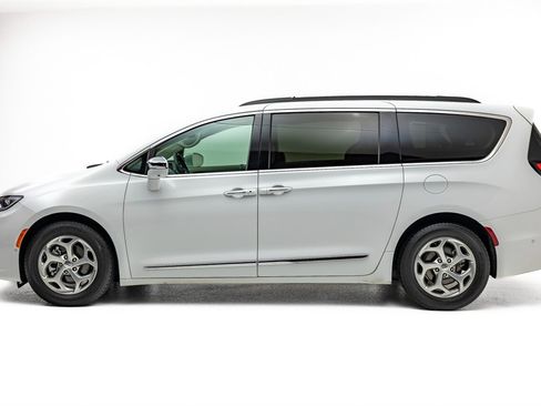 Used 2022 Chrysler Pacifica Limited image 3