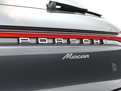 Certified 2025 Porsche Macan AWD/4WD image 14