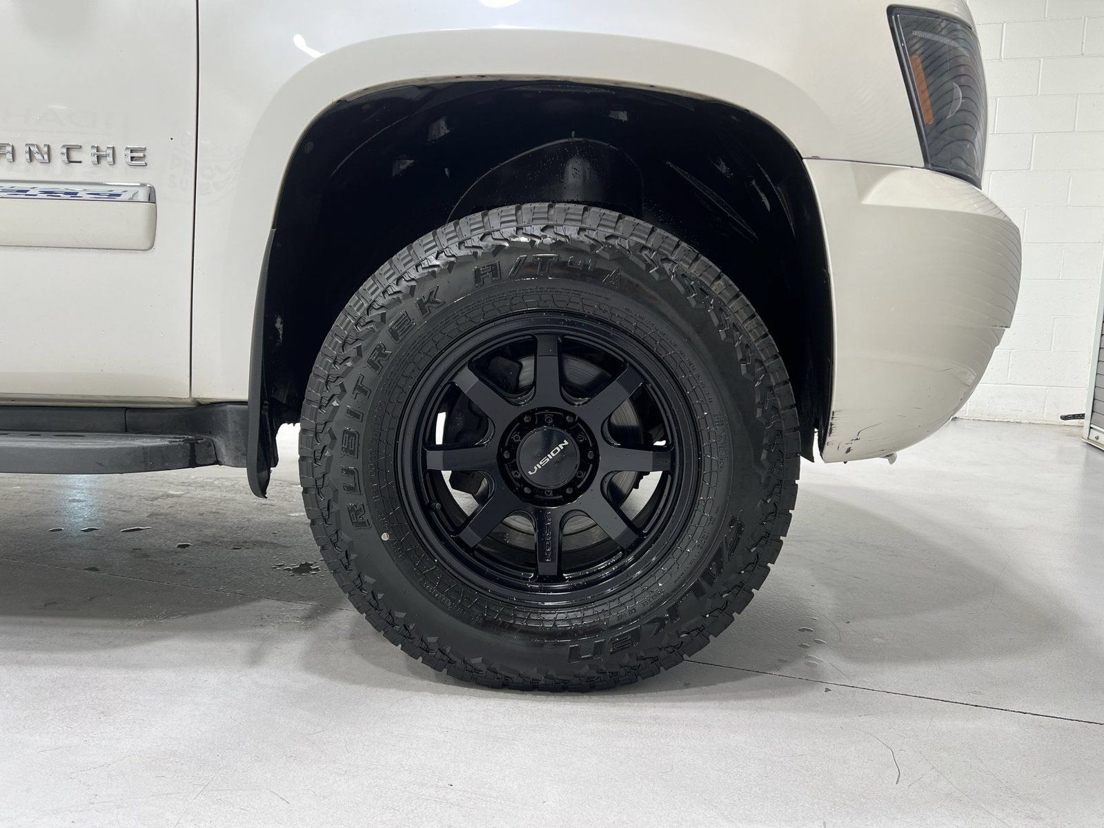 Used 2011 Chevrolet Avalanche LTZ RWD image 10