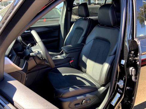 Used 2024 Jeep Grand Cherokee L Altitude image 9