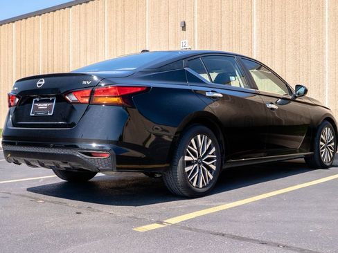 Used 2024 Nissan Altima 2.5 SV FWD image 9