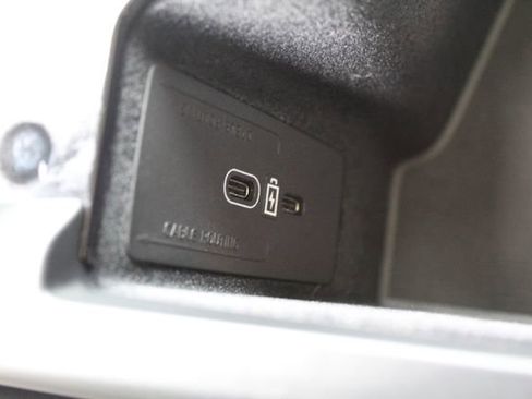 Used 2024 Volvo XC60 B5 Plus image 29