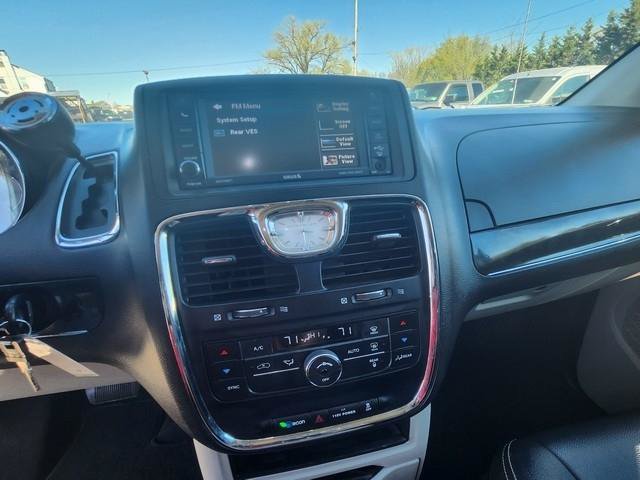 Used 2015 Chrysler Town & Country Touring FWD image 15