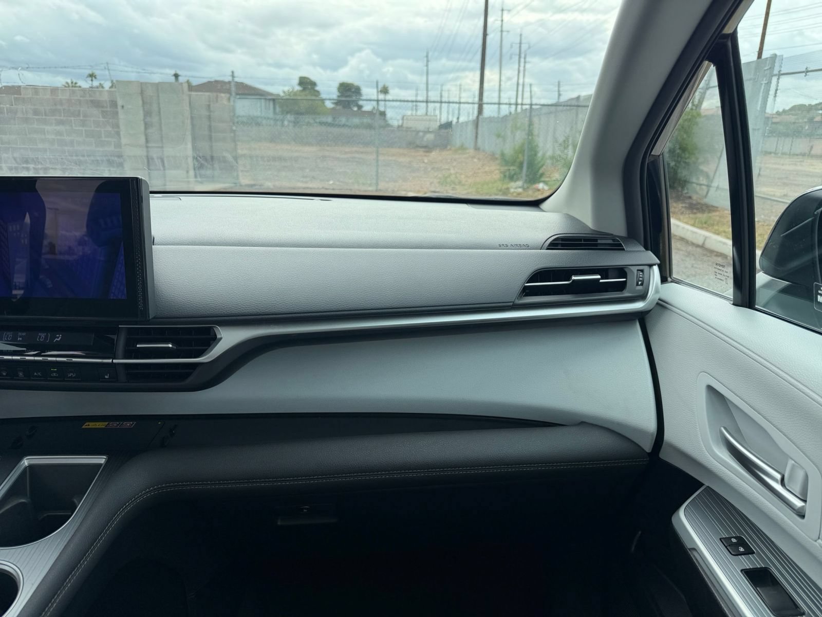 Used 2025 Toyota Sienna XLE FWD image 36