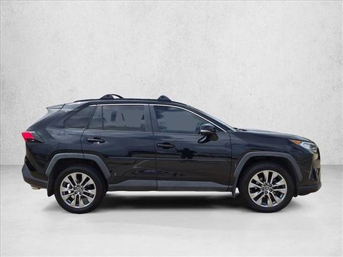 Used 2019 Toyota RAV4 XLE Premium FWD image 4