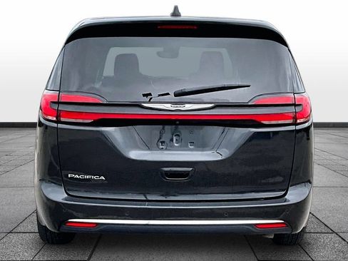 Used 2023 Chrysler Pacifica Touring-L FWD image 4