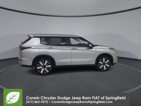 Used 2025 Mitsubishi Outlander SE image 16