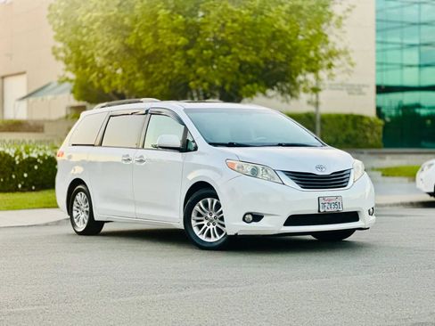 Used 2014 Toyota Sienna XLE w/ XLE Premium Package FWD image 2