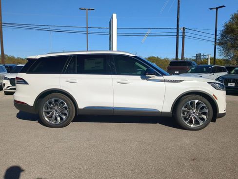 New 2026 Lincoln Aviator 2WD image 2