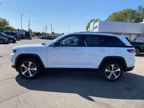 Certified 2023 Jeep Grand Cherokee Laredo image 9