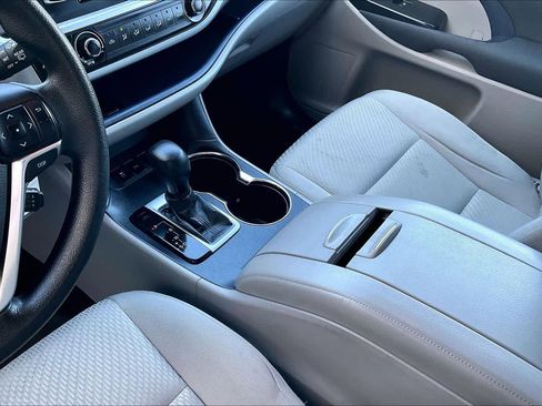 Used 2015 Toyota Highlander LE image 16