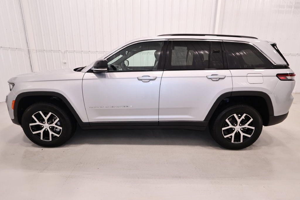 Used 2024 Jeep Grand Cherokee Limited AWD/4WD image 6