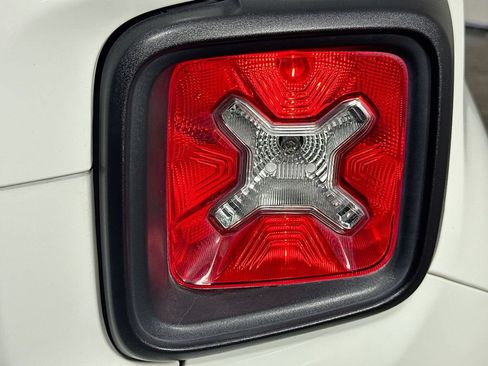 Used 2017 Jeep Renegade Latitude FWD image 30