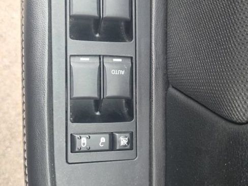 Used 2013 Dodge Avenger SXT FWD image 16