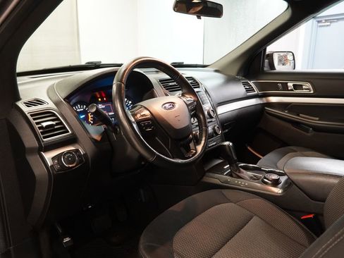 Used 2017 Ford Explorer XLT image 6