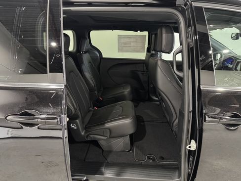 New 2027 Chrysler Pacifica Select w/ Family Tech Group AWD/4WD image 26