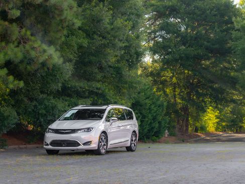 Used 2017 Chrysler Pacifica Limited FWD image 35