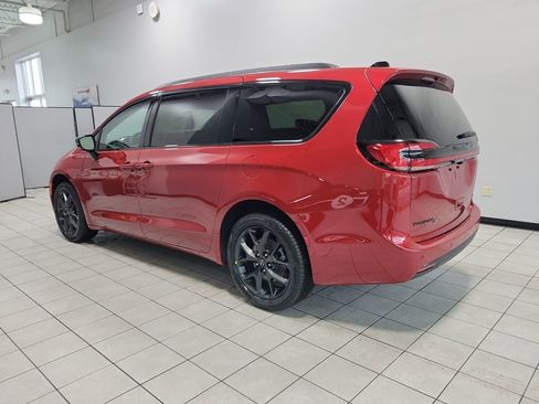 New 2026 Chrysler Pacifica Select w/ S Appearance Package image 4