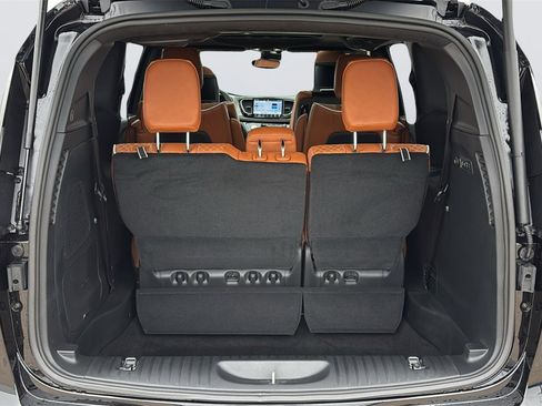 New 2026 Chrysler Pacifica Pinnacle image 32