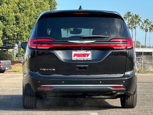 New 2026 Chrysler Pacifica Select image 5