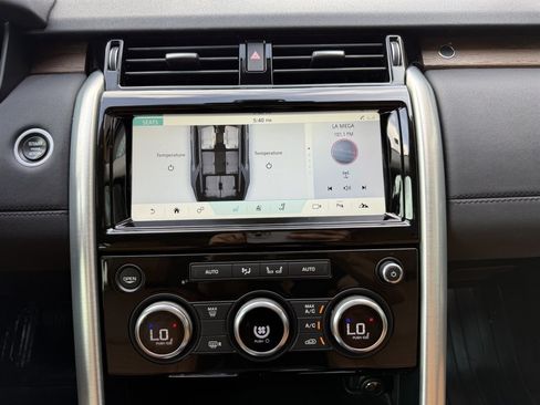 Used 2017 Land Rover Discovery HSE AWD/4WD image 25