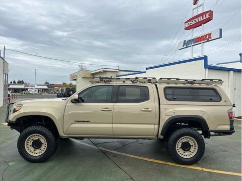 Used 2017 Toyota Tacoma TRD Off-Road image 17