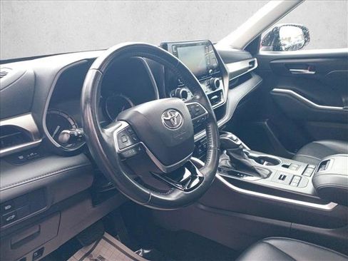 Used 2021 Toyota Highlander XLE image 15