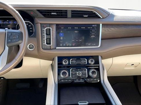 Used 2021 GMC Yukon Denali w/ Denali Premium Package image 9