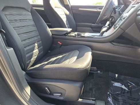 Used 2016 Ford Fusion SE FWD image 4