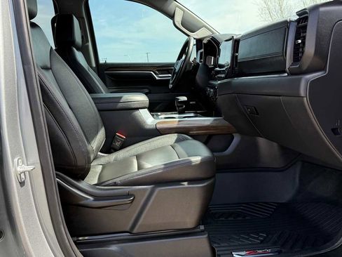 Used 2025 Chevrolet Silverado 1500 LT Trail Boss w/ Convenience Package II AWD/4WD image 12