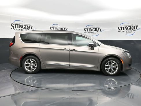 Used 2017 Chrysler Pacifica Limited w/ UConnect Theater Package image 8