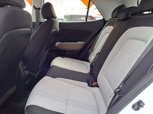 Used 2025 Hyundai Venue SEL image 21