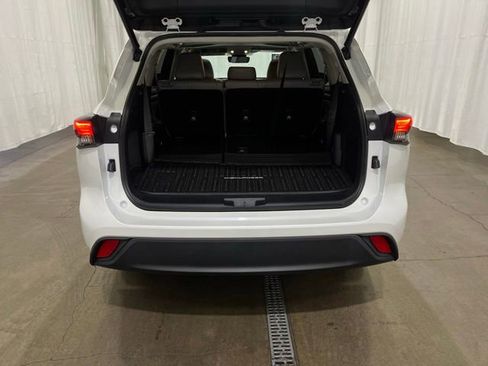 Used 2023 Toyota Highlander XLE AWD/4WD image 13