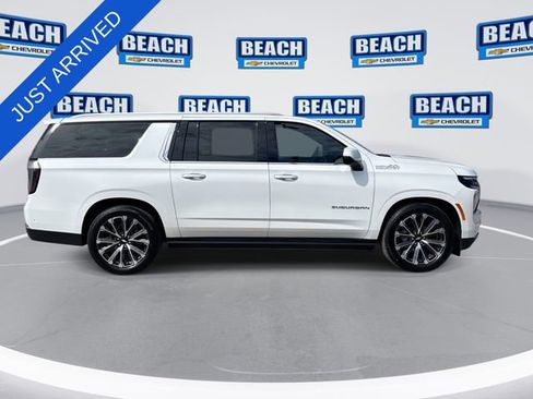 Used 2025 Chevrolet Suburban High Country AWD/4WD image 9