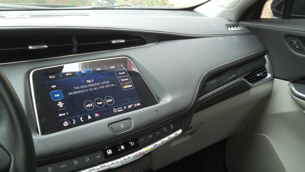 Used 2021 Cadillac XT4 Premium Luxury FWD image 14